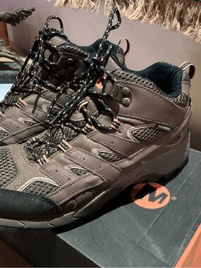 LNWOT Merrell Mid Moab Hiking Shoes Boys 7/Women 7.5